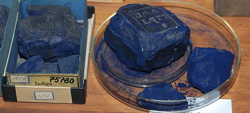 Blau gefärbte Steine in einer Schale und einer Box, vermutlich Indigo.