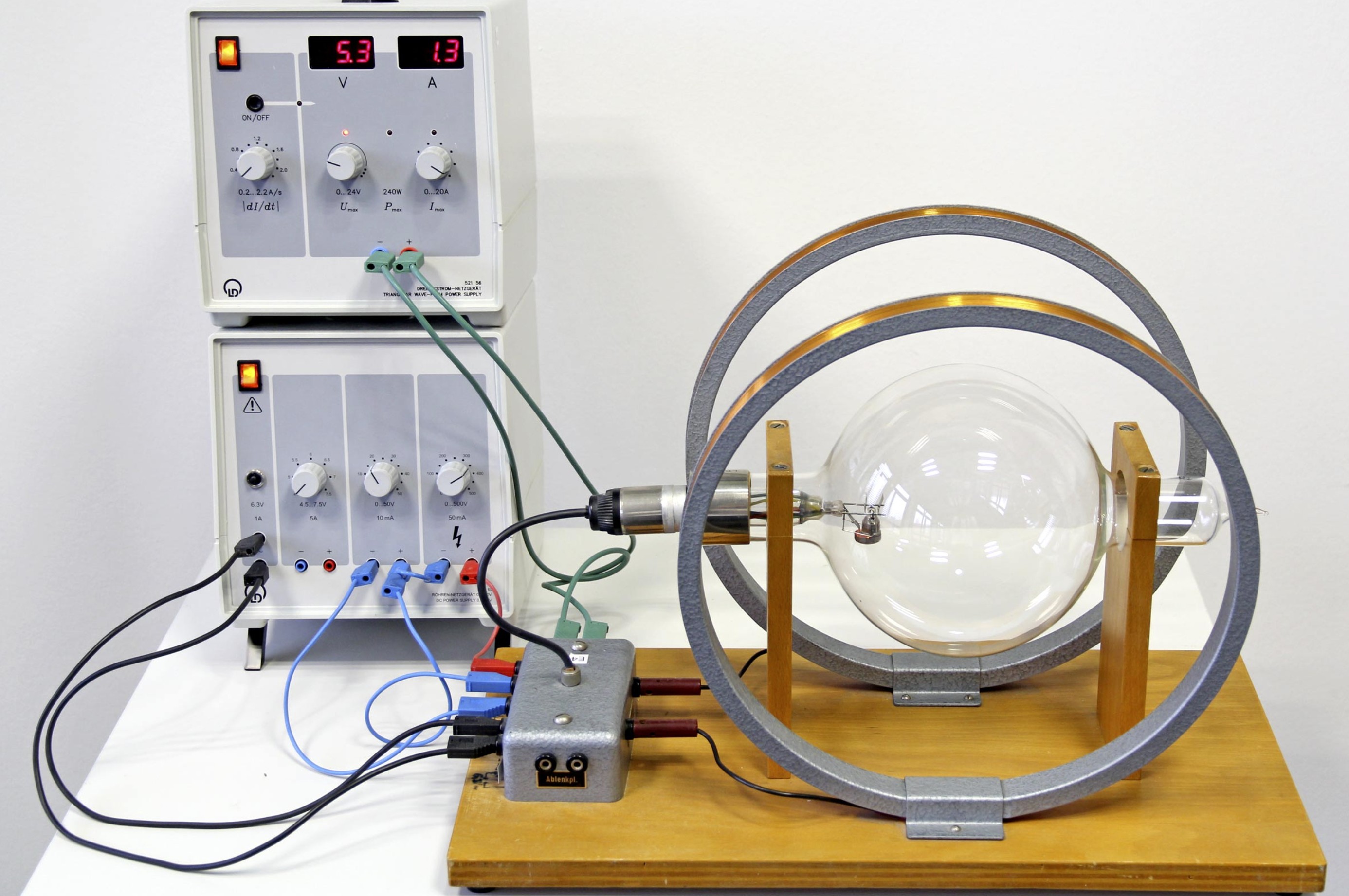 Fadenstrahlrohr und Helmholtz-Spulenpaar