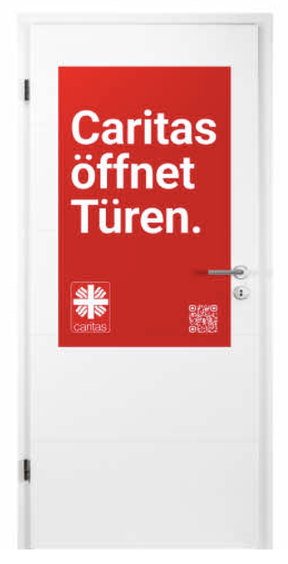 Weiße Tür mit rotem Caritas-Plakat und dem Text „Caritas öffnet Türen“.