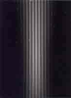 Abstraktes Muster mit vertikalen hellgrauen und weißen Streifen auf dunklem Hintergrund.