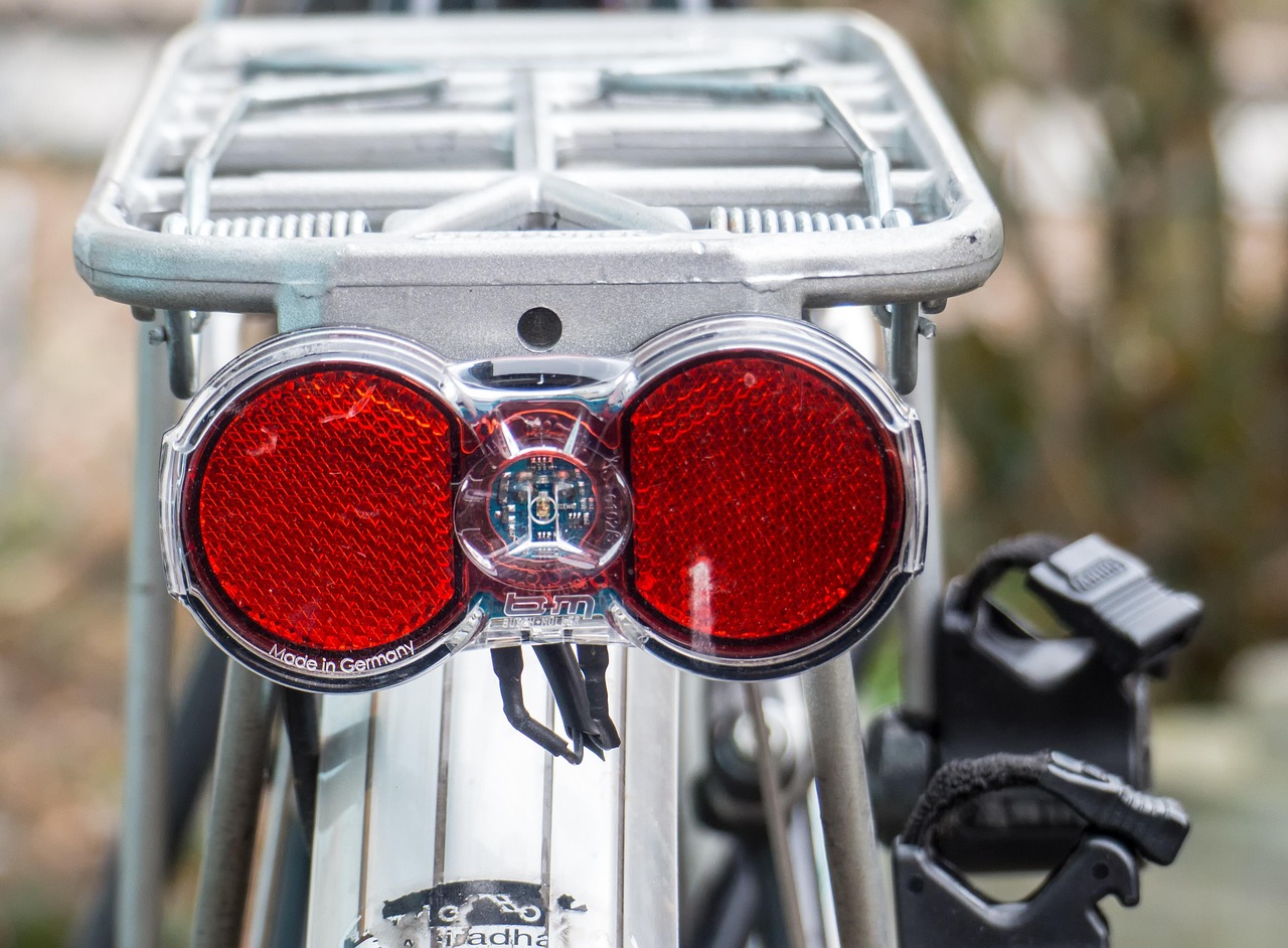 Rotes Fahrradrücklicht mit Reflektoren am Gepäckträger