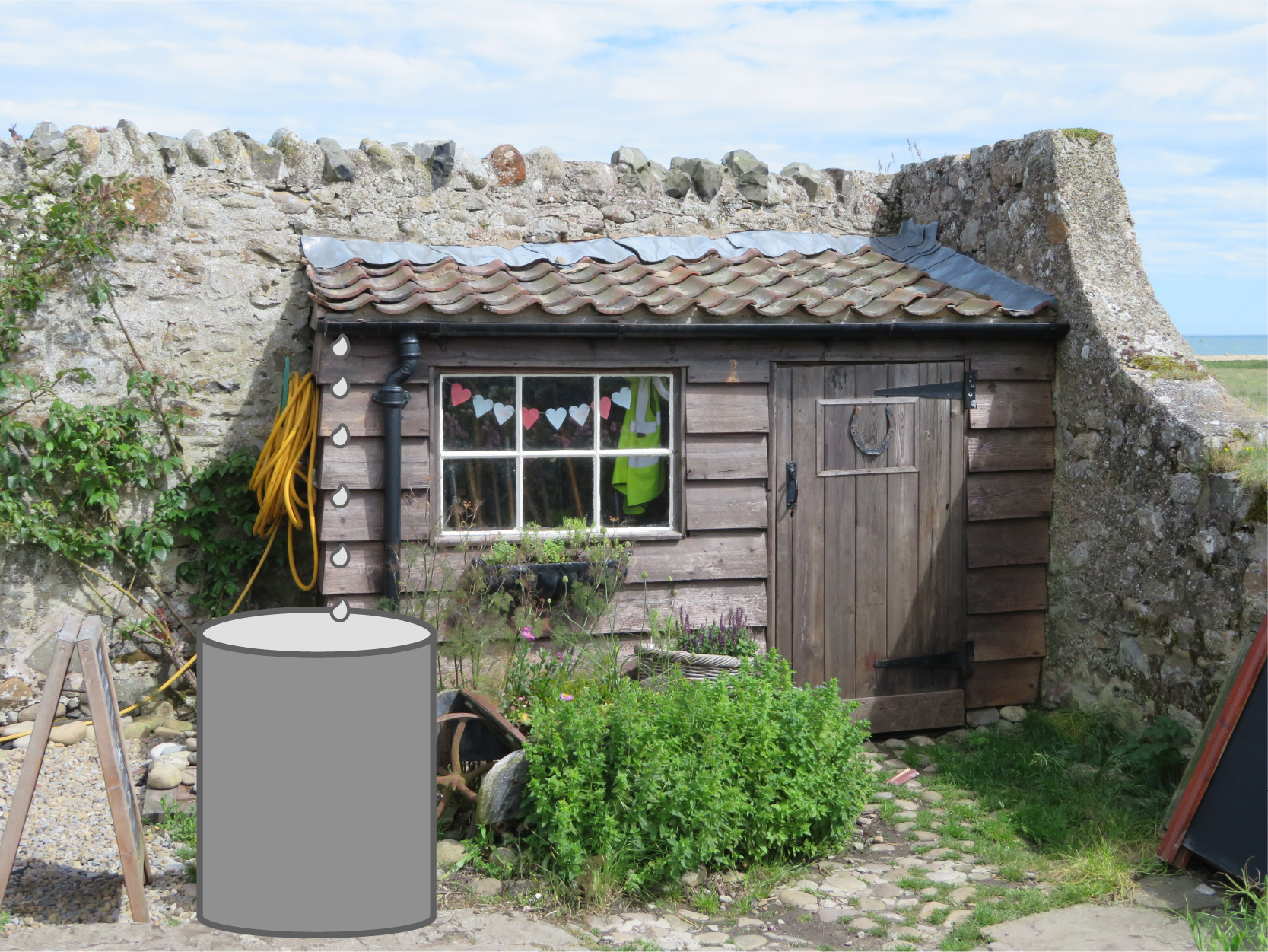 Ein kleines Holzhaus mit einem Steingarten und einer grünen Pflanze im Vordergrund. Wolken am Himmel.