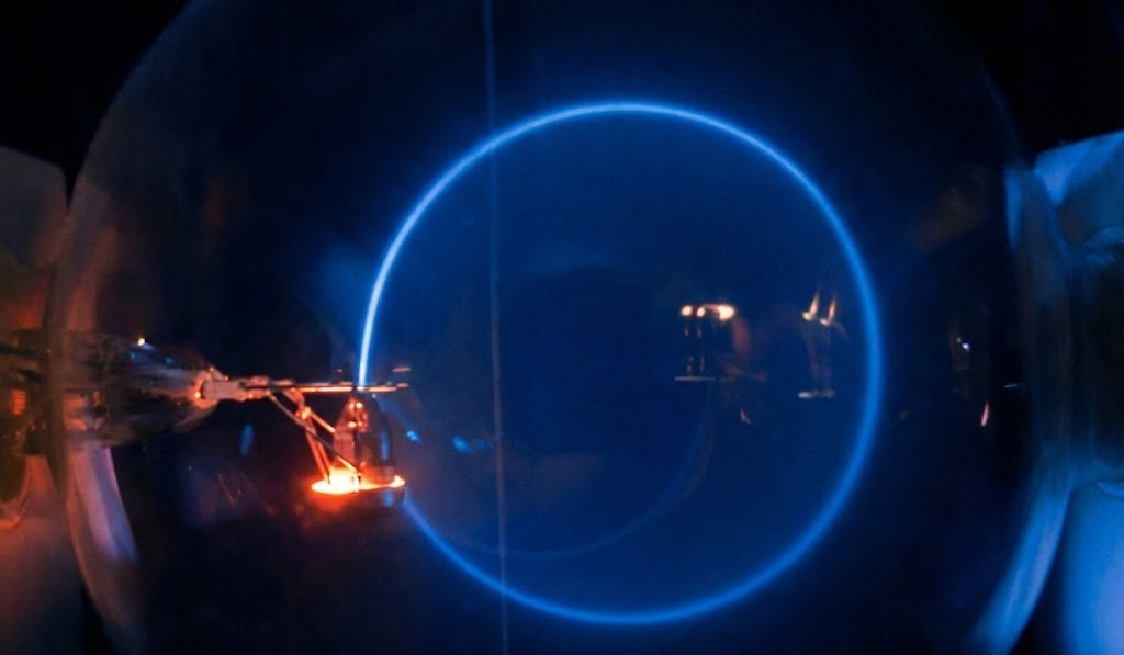 Kreisbahn der Elektronen im homogenen Magnetfeld des Fadenstrahlrohrs