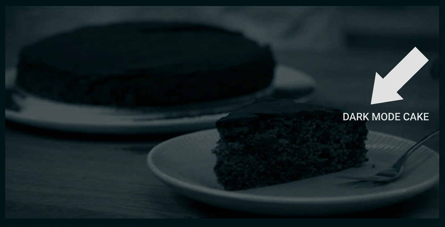 Ein Stück Schokoladenkuchen auf einem Teller mit Gabel, im Hintergrund ein ganzer Kuchen.