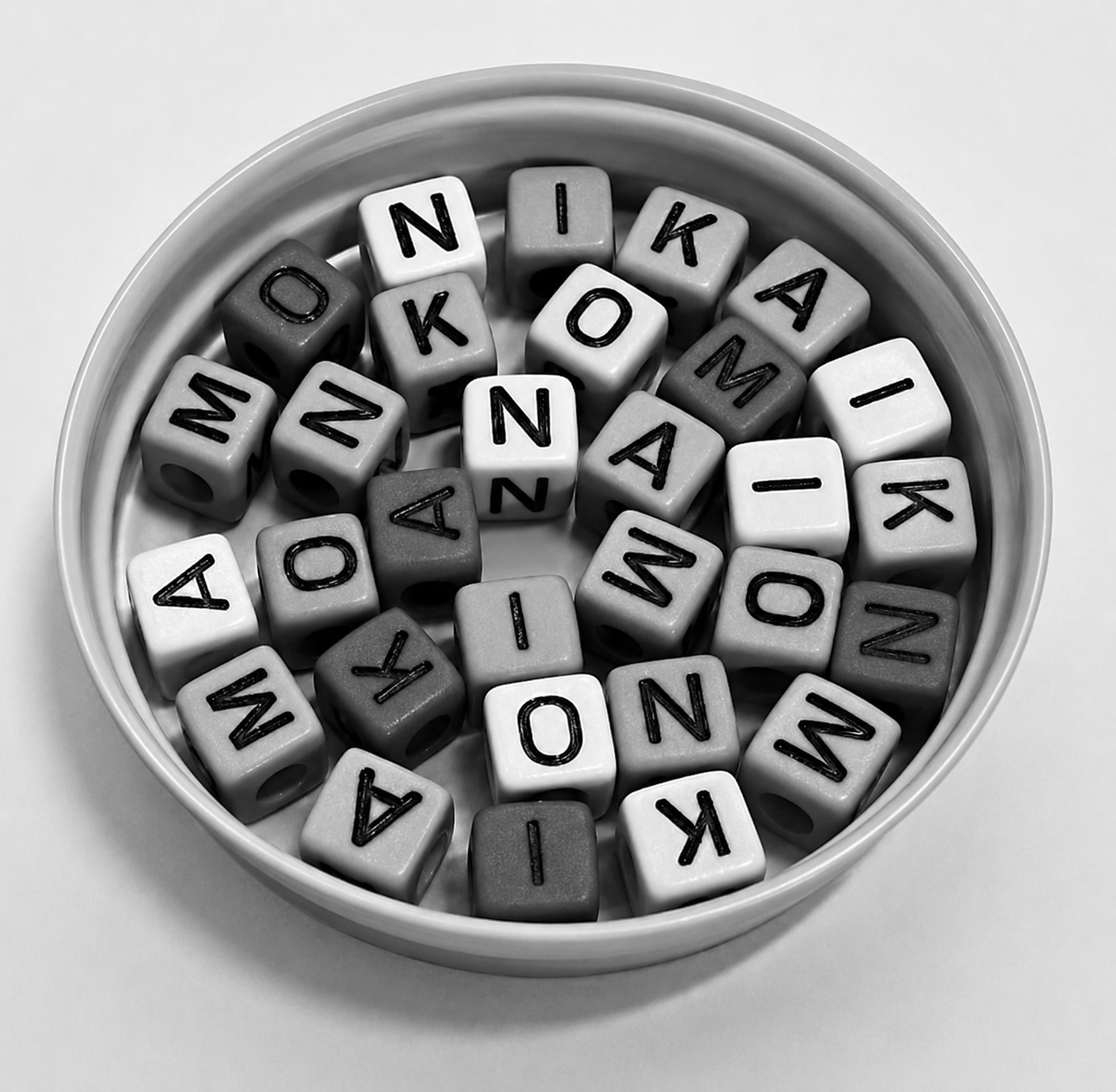 Runde Schale mit vielen kleinen Buchstabenwürfeln