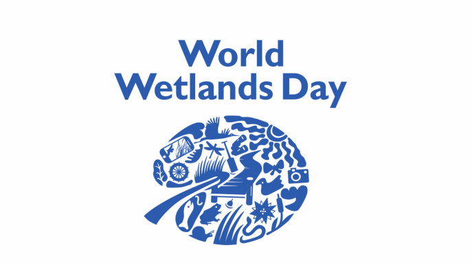 Logo für den Weltfeuchtgebietstag mit stilisierten Naturmotiven in Blau und dem Text