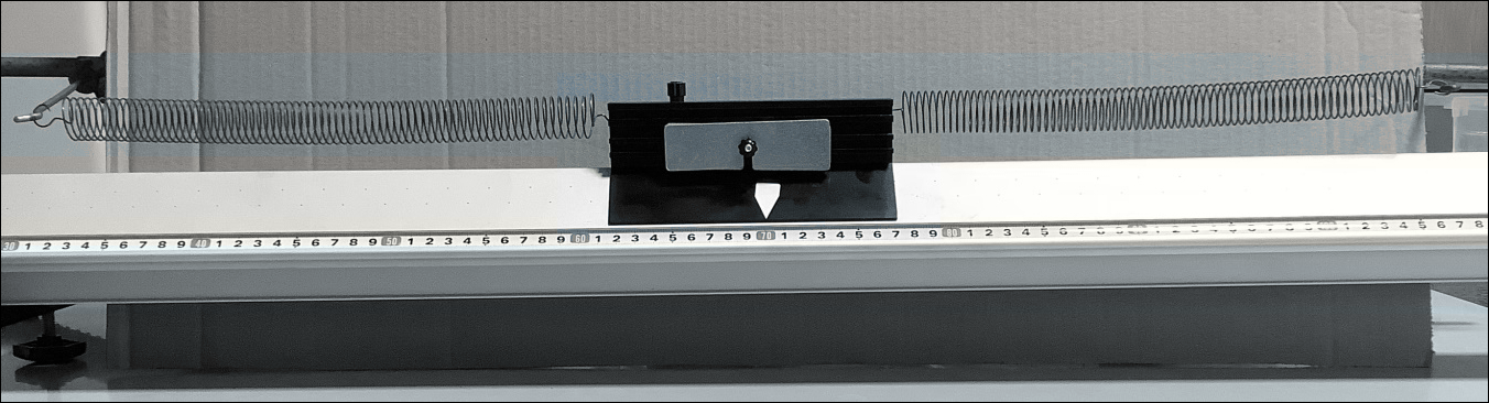 Physikversuch mit Feder und Messskala