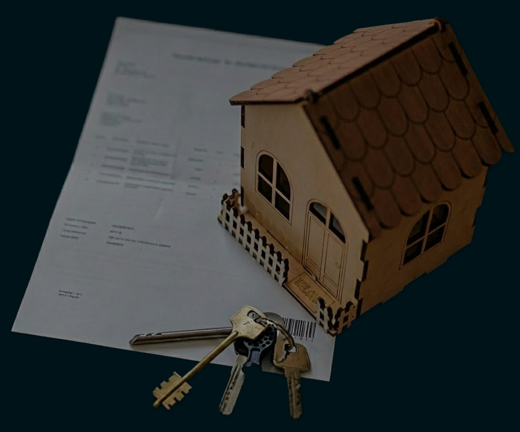 Holzhausmodell auf Dokumenten mit Schlüsselbund
