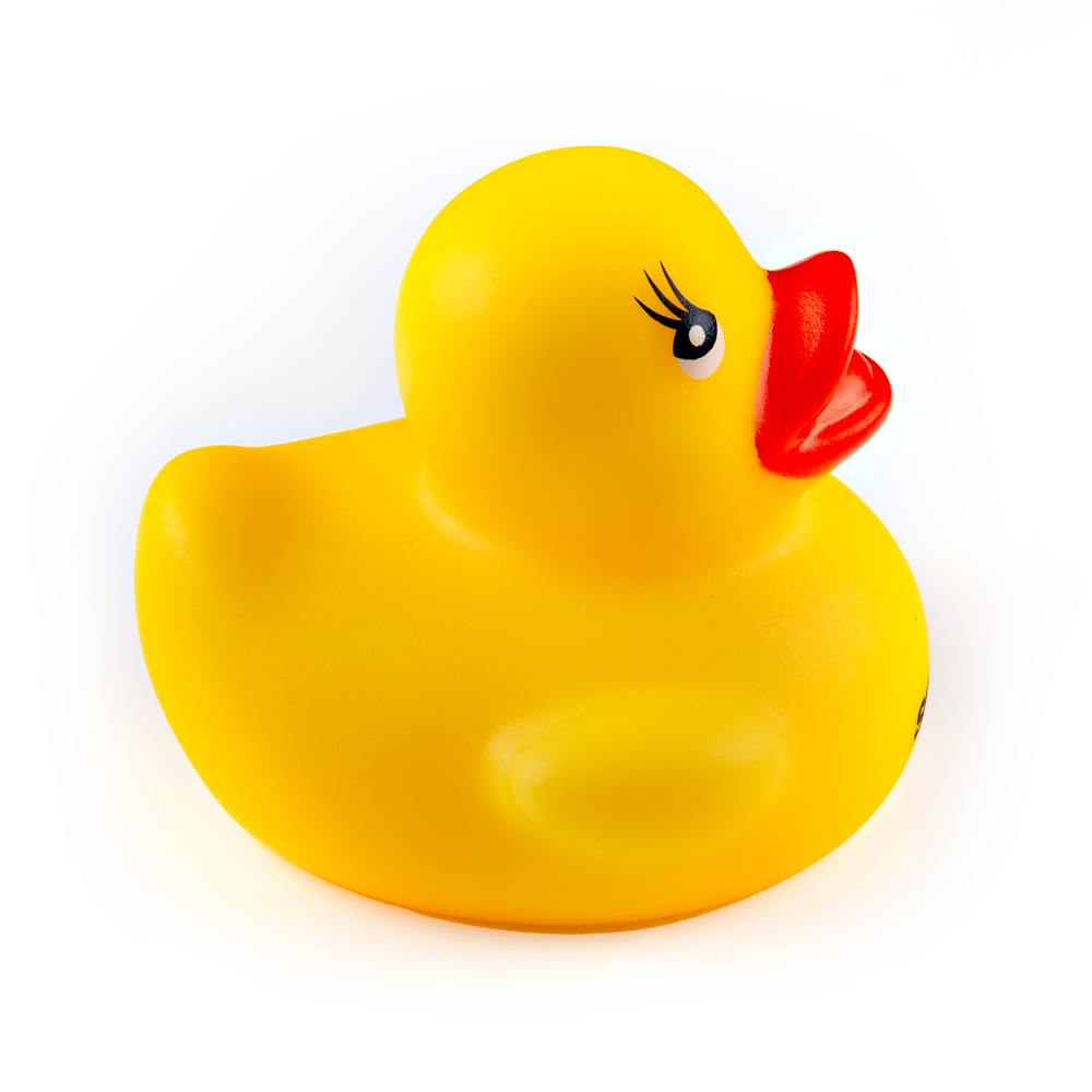 Gelbe Gummi-Ente mit rotem Schnabel und Augen, auf weißem Hintergrund.