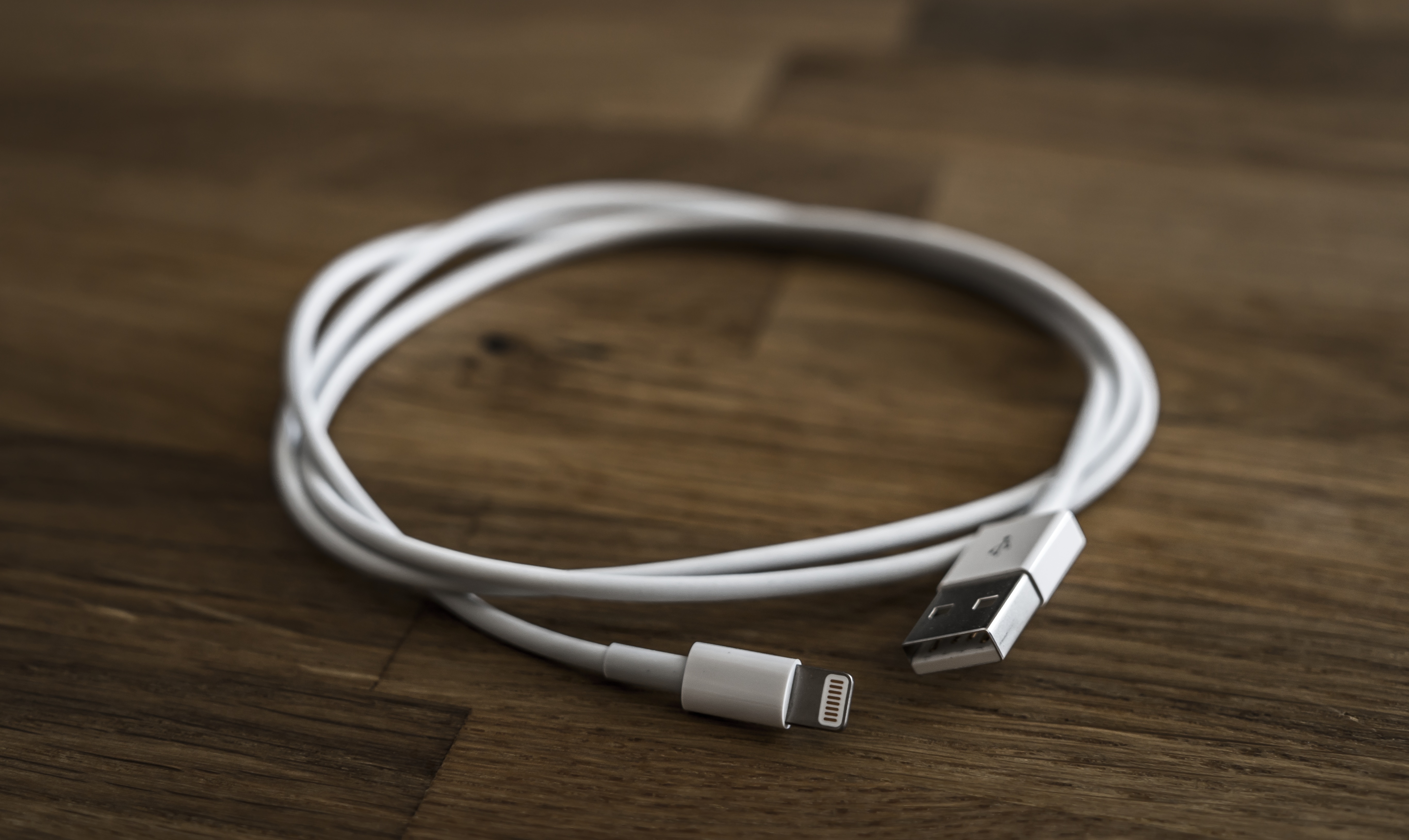 USB-zu-Lightning-Ladekabel auf Holztisch