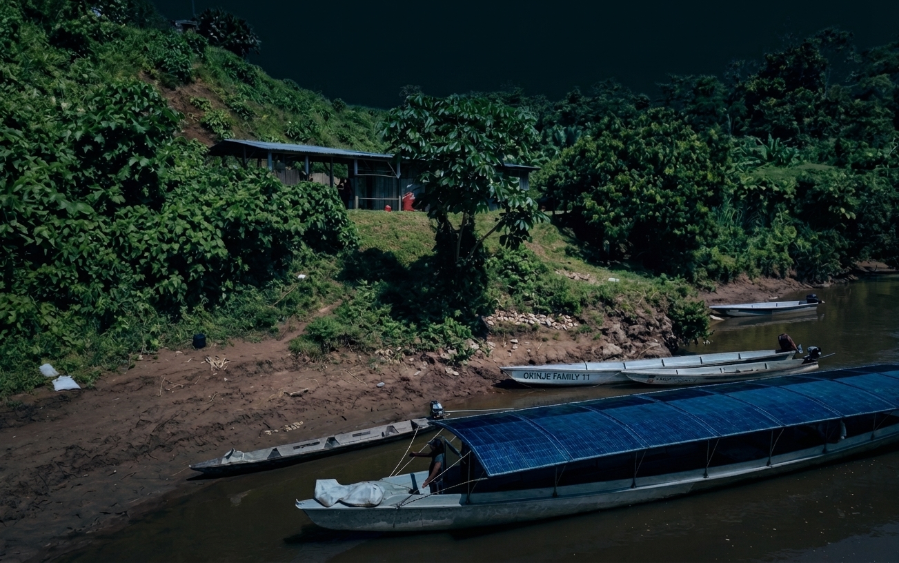 Das Solarboot Tapiatpia am Ufer des Amazonas 