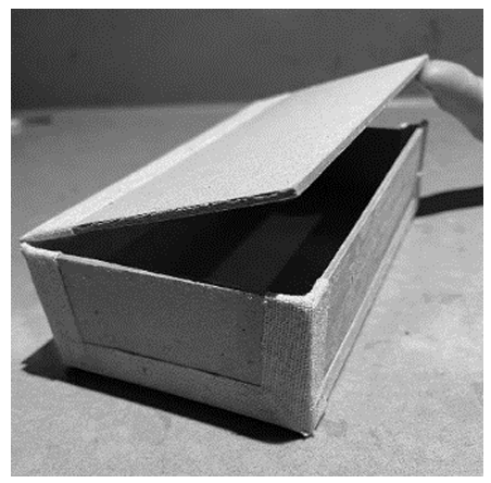 Offene rechteckige Box mit aufklappbarem Deckel, Hand hält Deckel