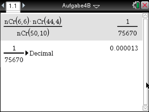 Mathematische Berechnung mit Kombinationen und Dezimalwerten auf einem Bildschirm.