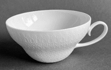 Weiße Teetasse mit Henkel auf grauem Hintergrund
