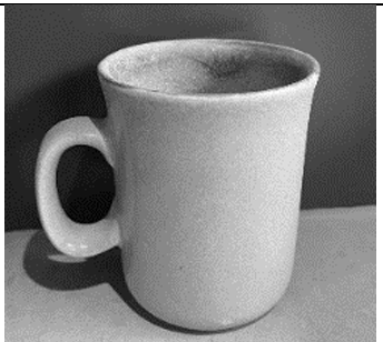Weiße Tasse mit Henkel auf einer Oberfläche