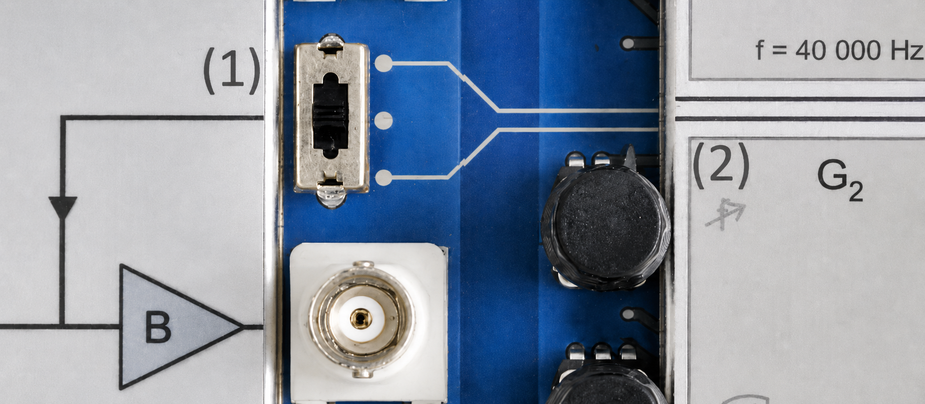 Nahaufnahme eines elektronischen Schaltmoduls mit Drehreglern und Beschriftungen.