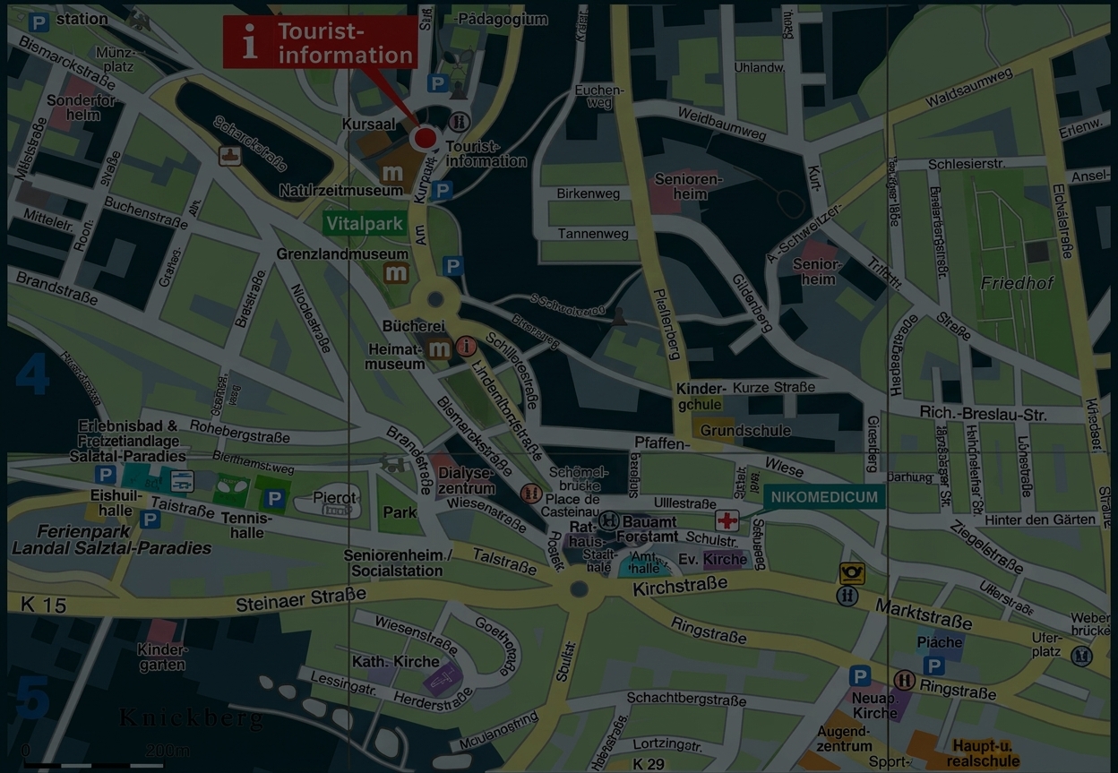Stadtplan mit Tourist-Information, Parks, Schulen und Straßen.