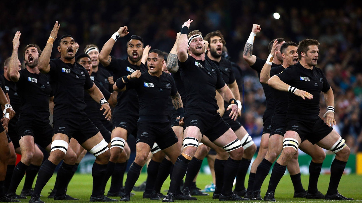 Rugby-Spieler führen einen Haka auf, um ihre Leidenschaft und Teamgeist zu zeigen.