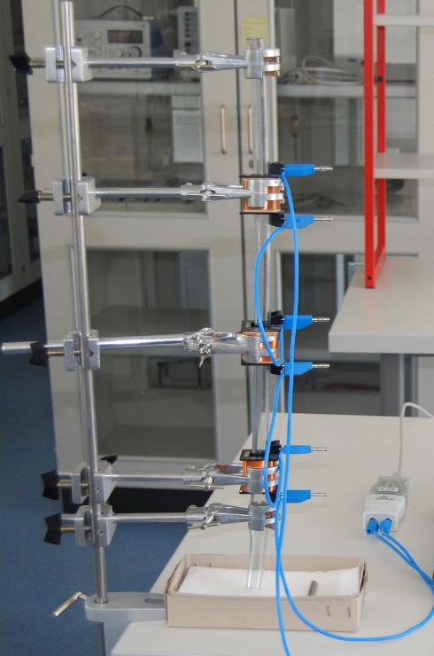 hessen physik abi gk 2022 aufgabe b1 material 5 versuchsaufbau zum freien Fall eines stabmagneten