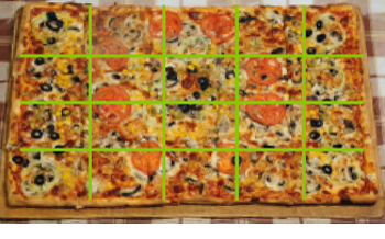 Ein Blech Pizza mit verschiedenen Belägen, auf einem Holzbrett präsentiert.