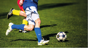 Zwei Fußballspieler in Aktion auf dem Spielfeld, ein Ball wird gespielt.